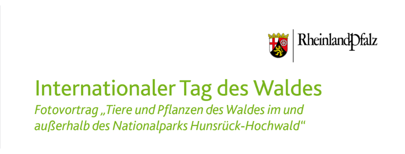 Grüne Schrift auf weißem grund mit der Aufschrift "Internationaler Tag des Waldes Fotovortrag" und Logo Rheinlandpfalz