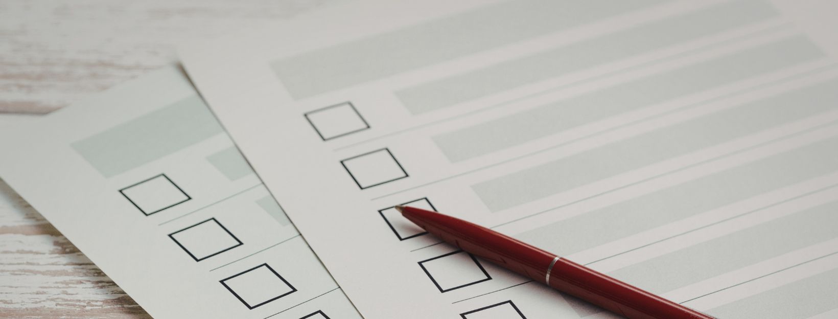 Blogbeitragsbild: Stift auf Zetteln als Symbol für eine Wahl.