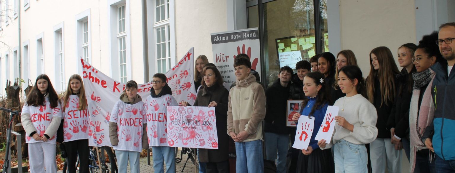 Gruppenbild von Kindern die am red hand day teilgenommen haben plus Elvira Garbes- Bürgermeisterin