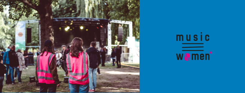 Auf der linken Seite stehen zwei Personen mit Awareness-Warnwesten vor einer Bühne auf einem Veranstaltungsgelände. Rechts ist das Logo der "Music-RLP-Women"