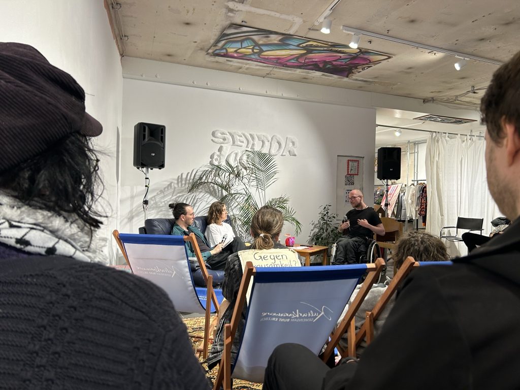 Foto vom Event. Bühne, Moderation, Talkgast