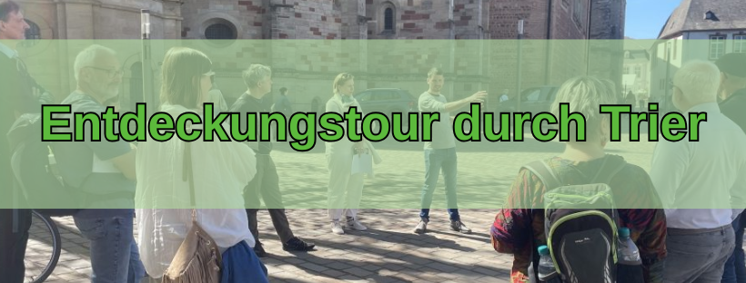 Menschen stehen im Kreis vor dem Dom in Trier